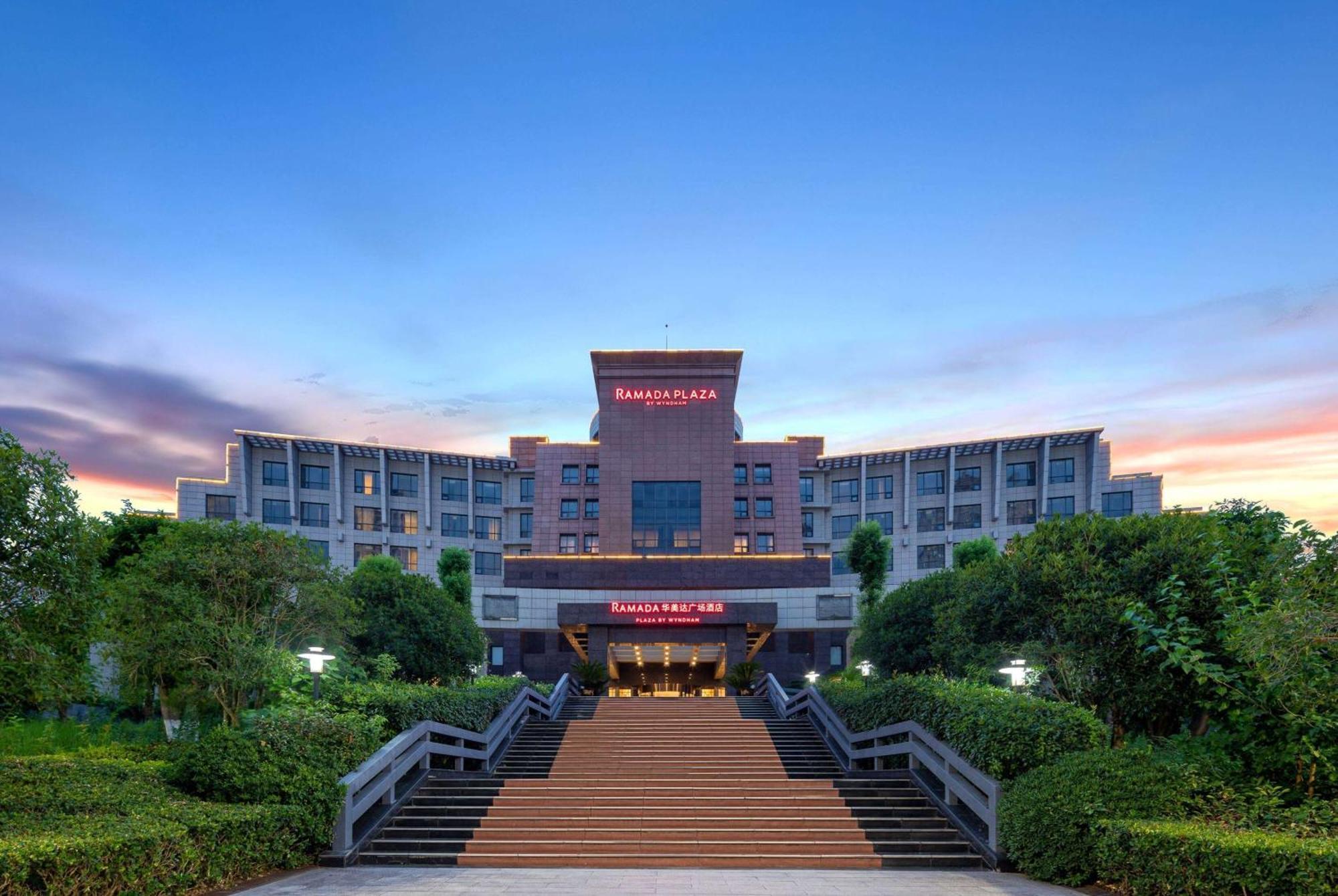 Hotel Ramada Plaza By Wyndham Chongqing West Esterno foto